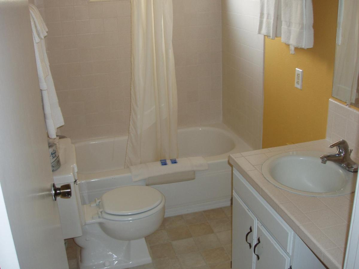 Queen Studio at Ocean Shores Inn & Suites