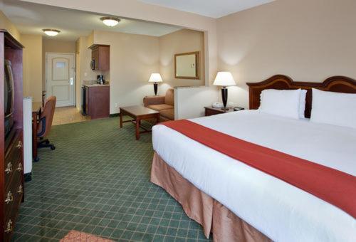 King Suite - Disability Access at Holiday Inn Express Hotel & Suites Cape Girardeau I-55 by IHG
