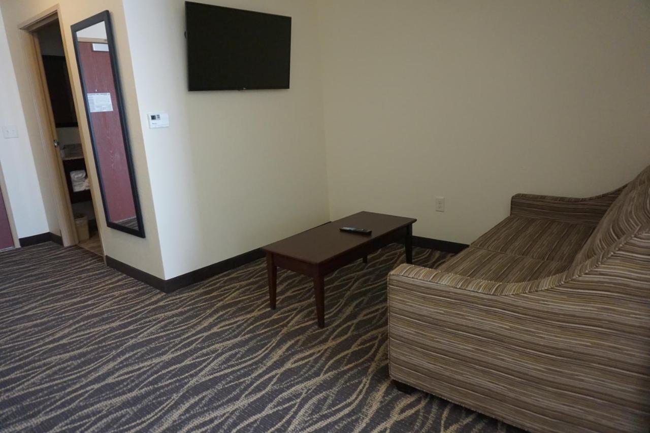 Deluxe King Suite at Cobblestone Hotel & Suites – Chippewa Falls