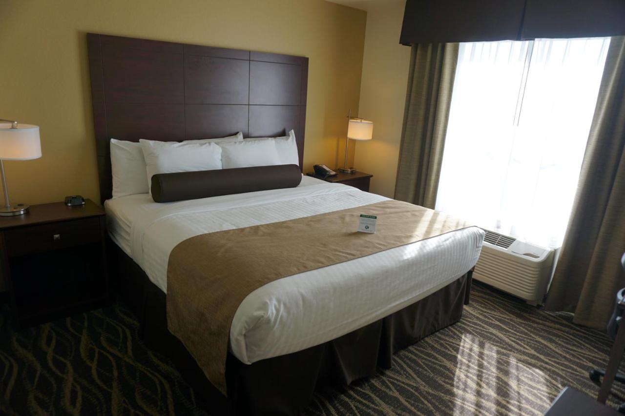 Deluxe King Room at Cobblestone Hotel & Suites – Chippewa Falls