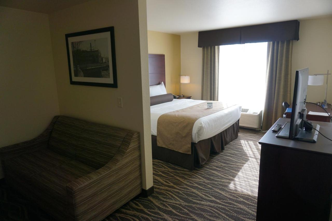 Deluxe King Suite at Cobblestone Hotel & Suites – Chippewa Falls