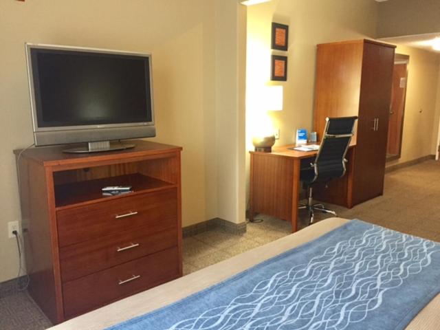 Queen Room with Two Queen Beds at Comfort Inn & Suites Airport - American Way