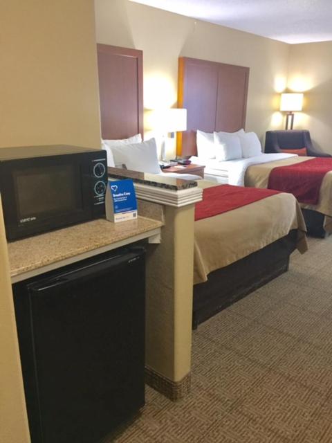 Queen Room with Two Queen Beds at Comfort Inn & Suites Airport - American Way