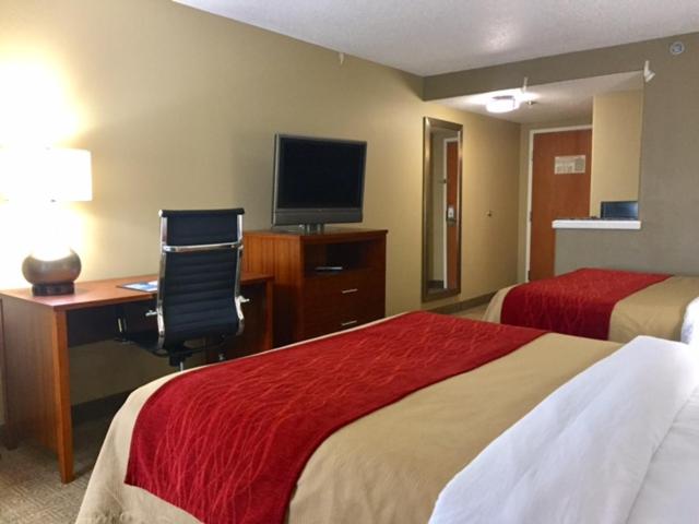 Queen Room with Two Queen Beds at Comfort Inn & Suites Airport - American Way