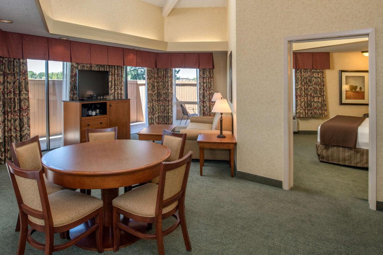 Presidential Suite at Red Lion Hotel Pasco Airport & Conference Center