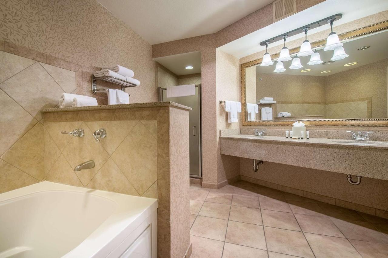 Presidential Suite at Red Lion Hotel Pasco Airport & Conference Center