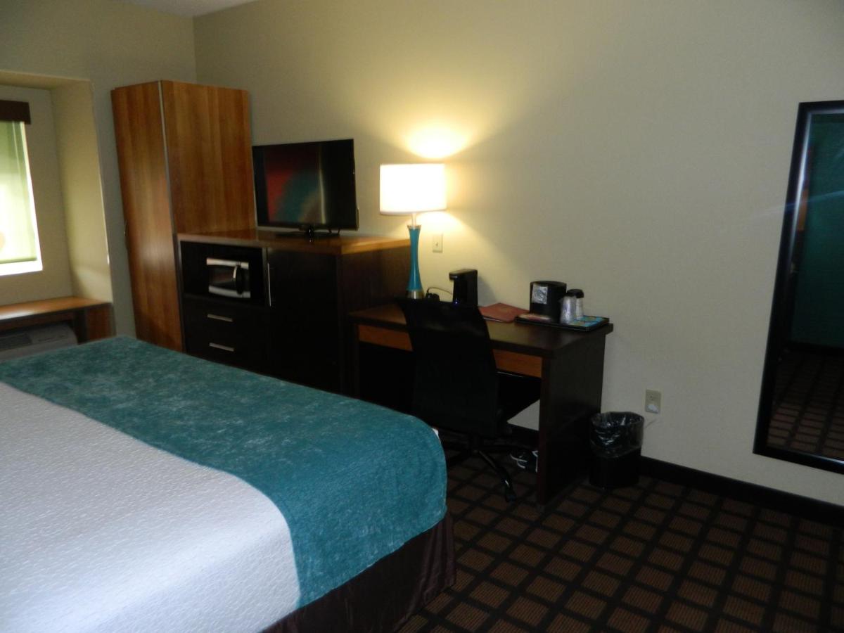 King Room with Bath Tub - Disability Access at Best Western Plus Harrisburg Mechanicsburg