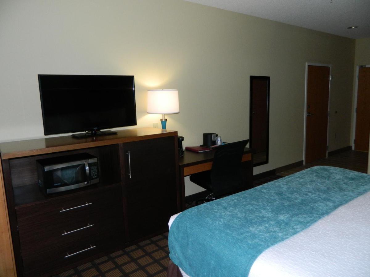 King Room with Bath Tub - Disability Access at Best Western Plus Harrisburg Mechanicsburg