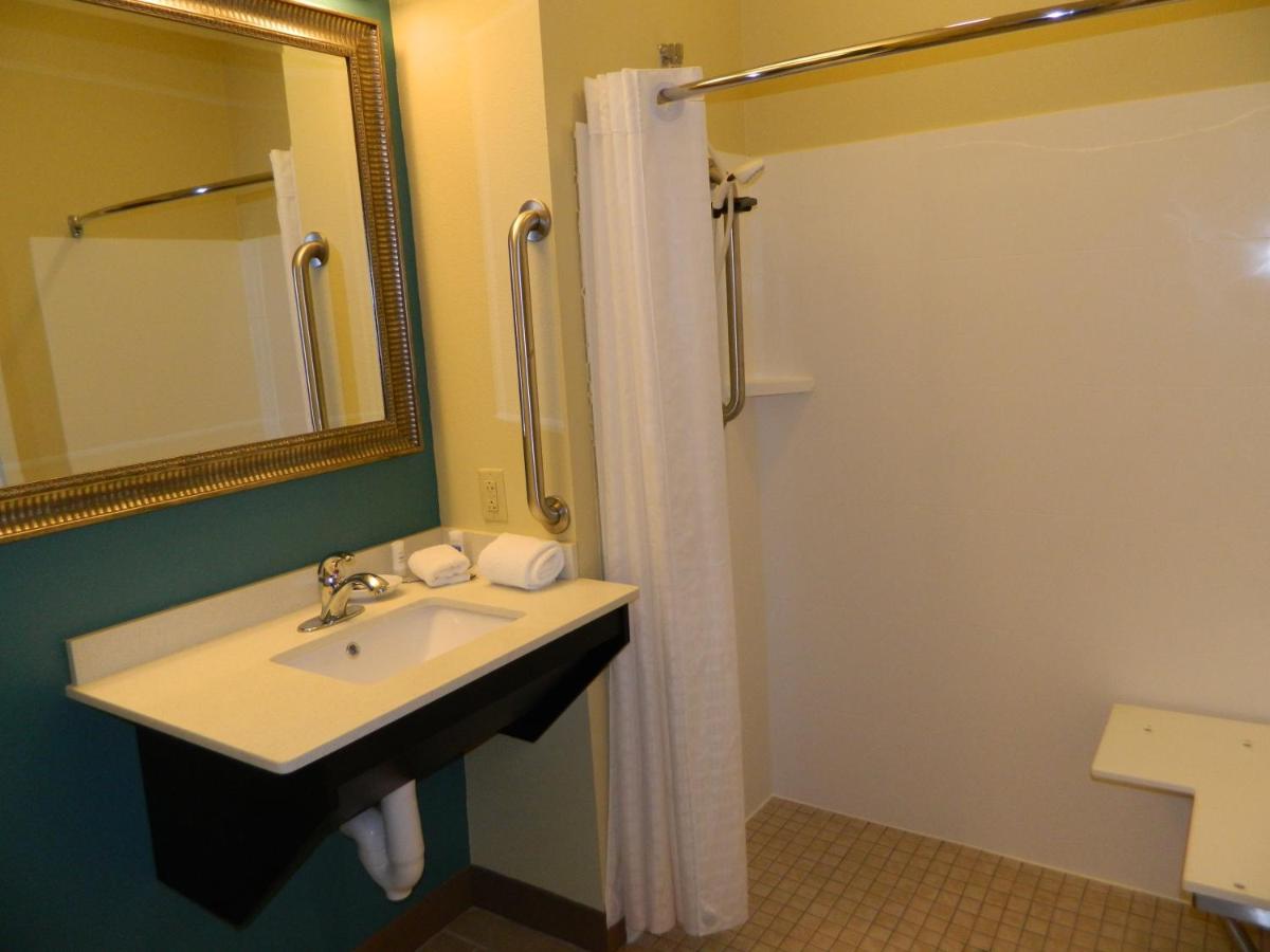 Queen Room with Two Queen Beds and Roll-In Shower - Disability Access at Best Western Plus Harrisburg Mechanicsburg