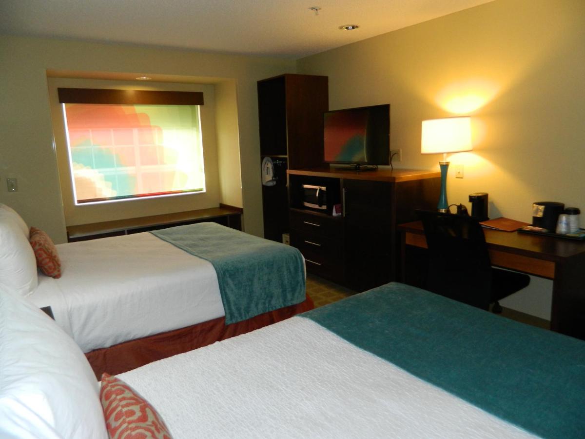 Queen Room with Two Queen Beds and Roll-In Shower - Disability Access at Best Western Plus Harrisburg Mechanicsburg