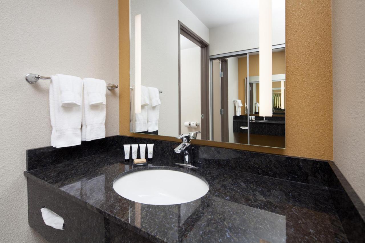 Queen Room - Disability Access at Red Lion Inn & Suites Polson