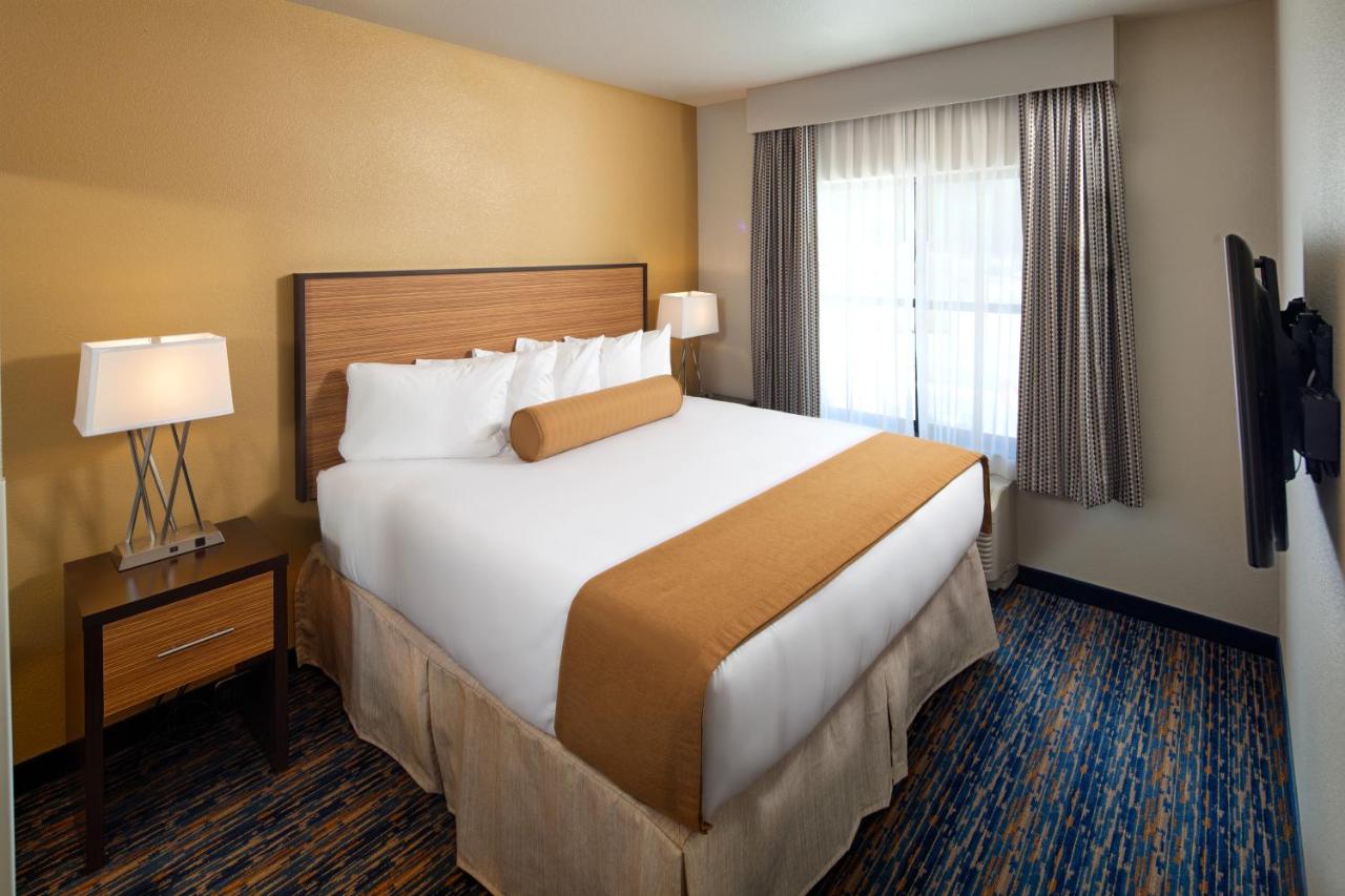 Deluxe Queen Room with Lakeview at Red Lion Inn & Suites Polson