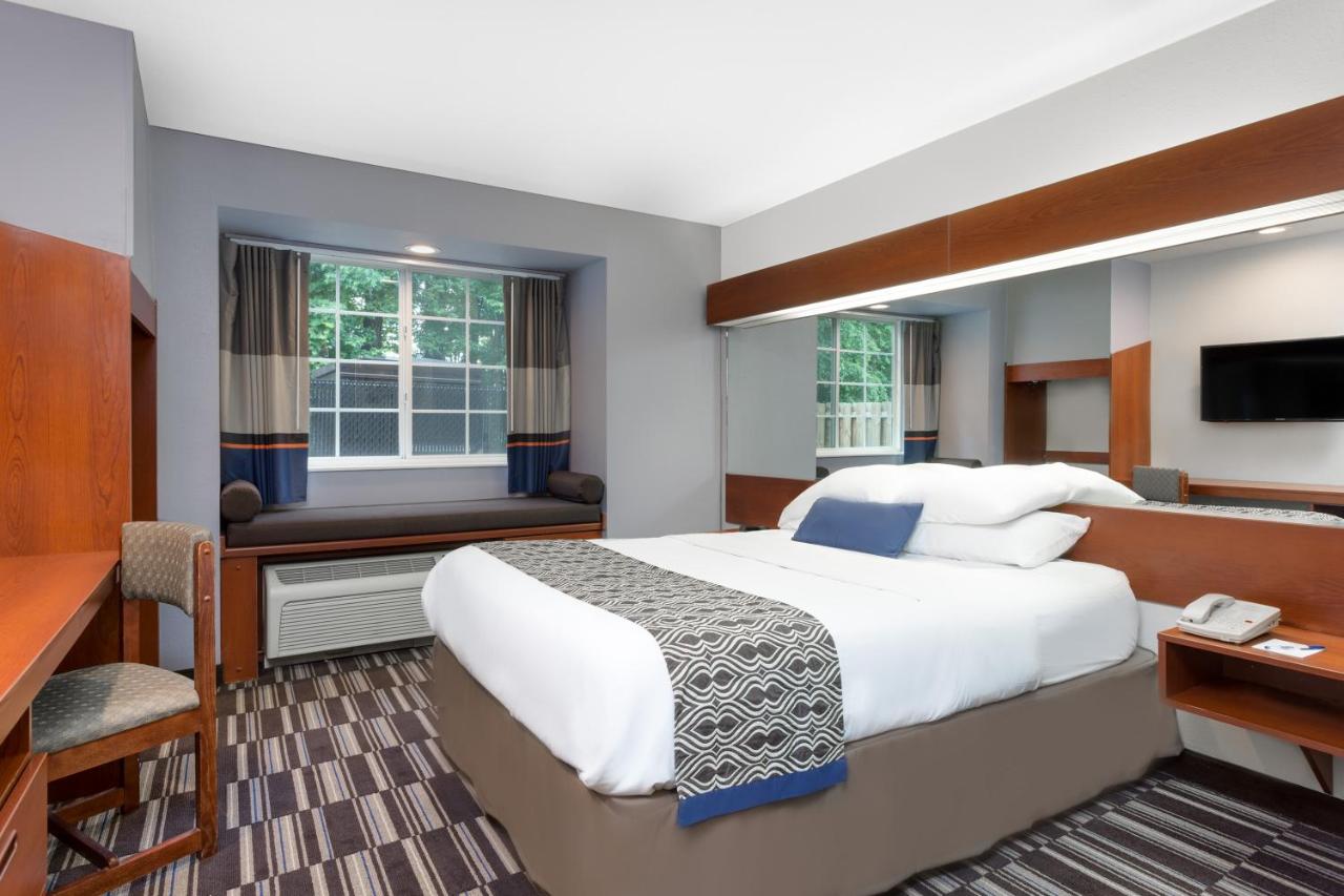 Queen Room - Disability Access/Non-Smoking at Microtel Inn & Suites by Wyndham Bremen