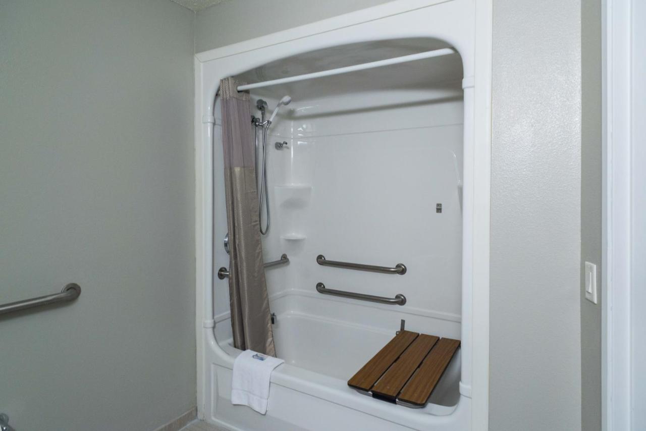 Queen Room with Tub - Accessible/Non Smoking at Studio Z, an Ascend Collection Hotel