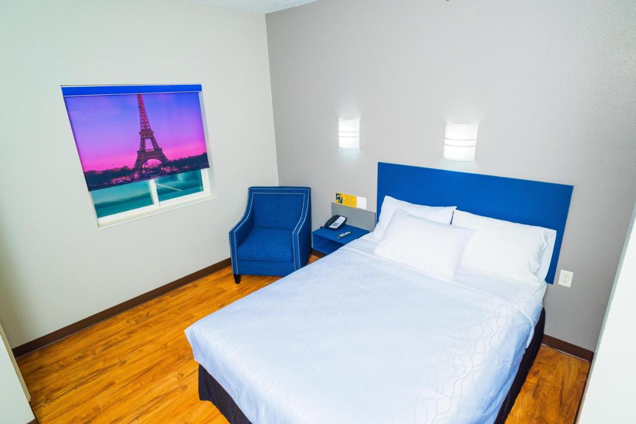 Queen Room with Tub - Accessible/Non Smoking at Studio Z, an Ascend Collection Hotel
