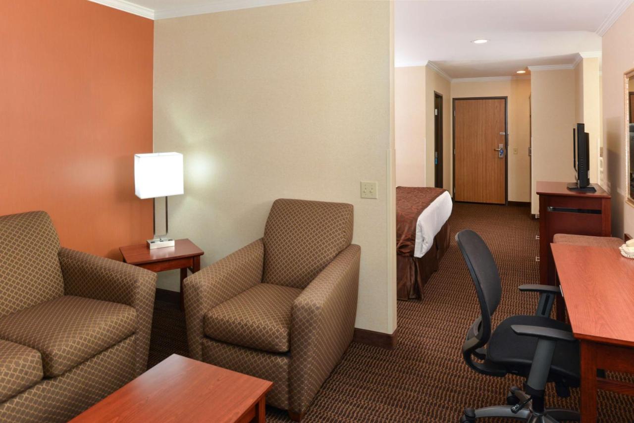King Suite with Spa Bath at Best Western Plus Landmark Inn