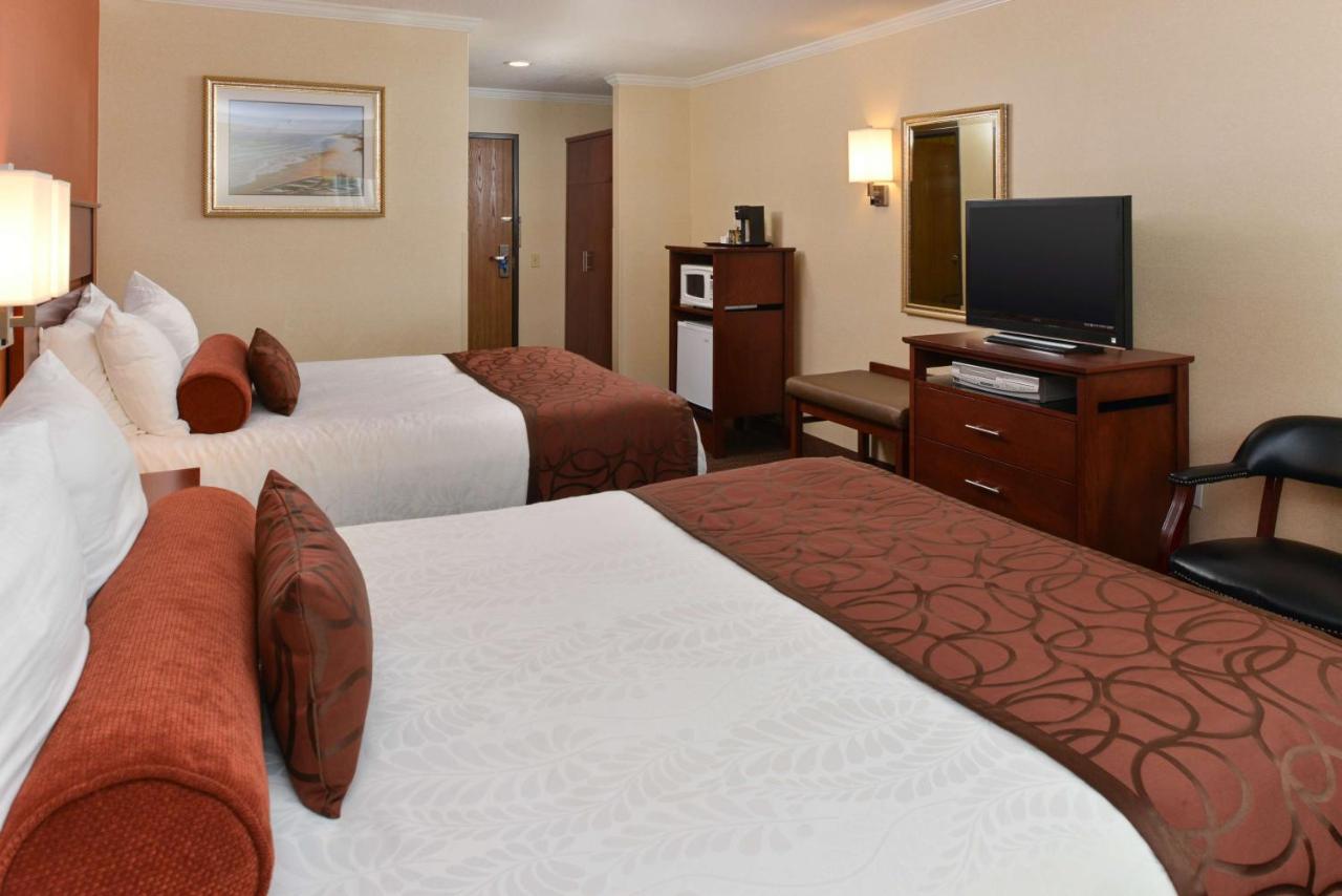 Queen Room with Two Queen Beds - Non-Smoking at Best Western Plus Landmark Inn