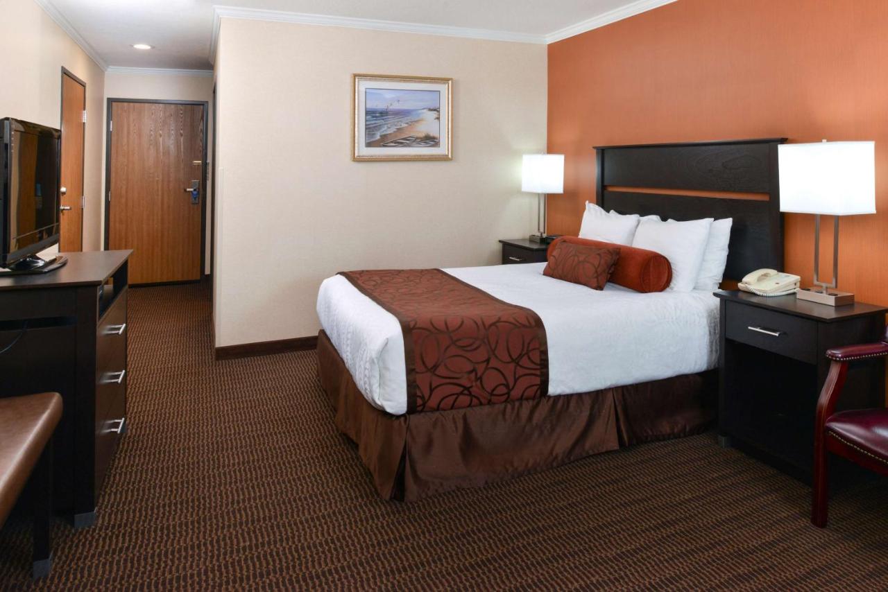 Queen Room with Mobility Accessible Roll-In Shower at Best Western Plus Landmark Inn