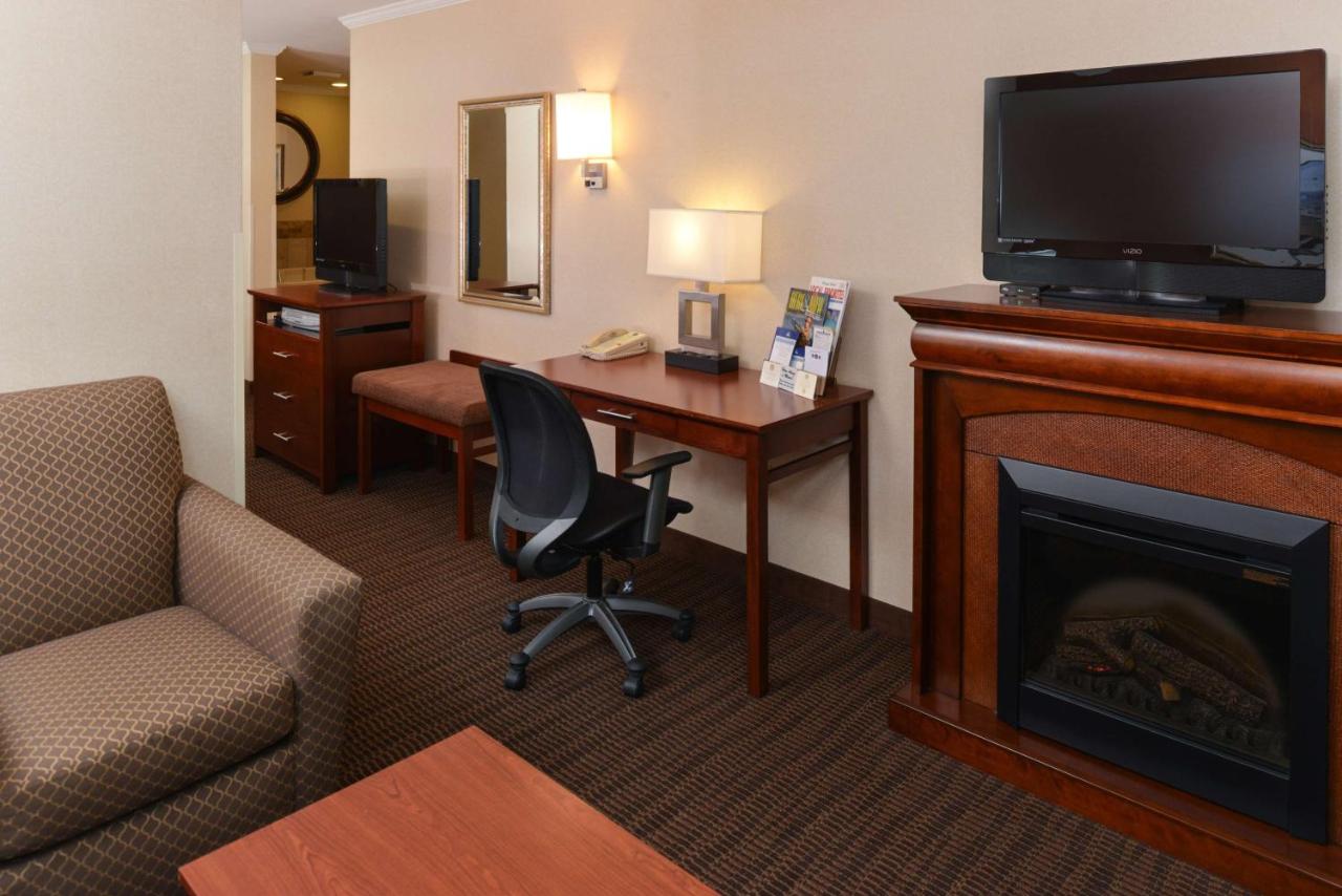King Suite with Spa Bath at Best Western Plus Landmark Inn