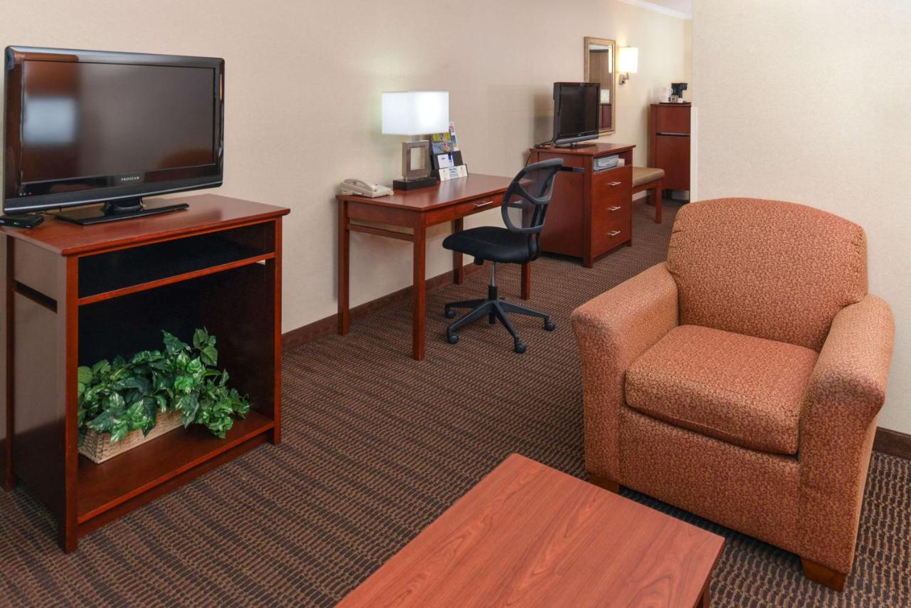 Queen Suite with Queen Beds - Non-Smoking at Best Western Plus Landmark Inn