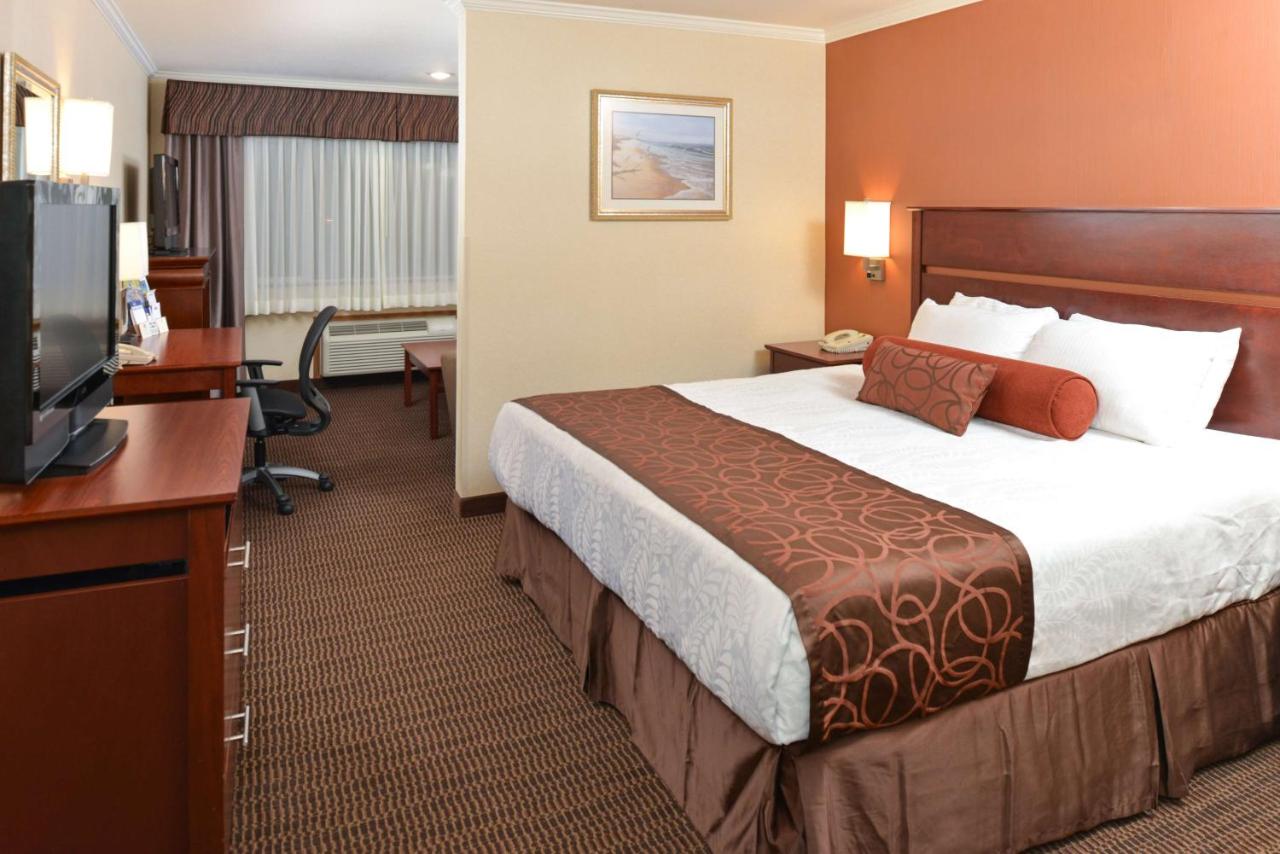 King Suite with Spa Bath at Best Western Plus Landmark Inn