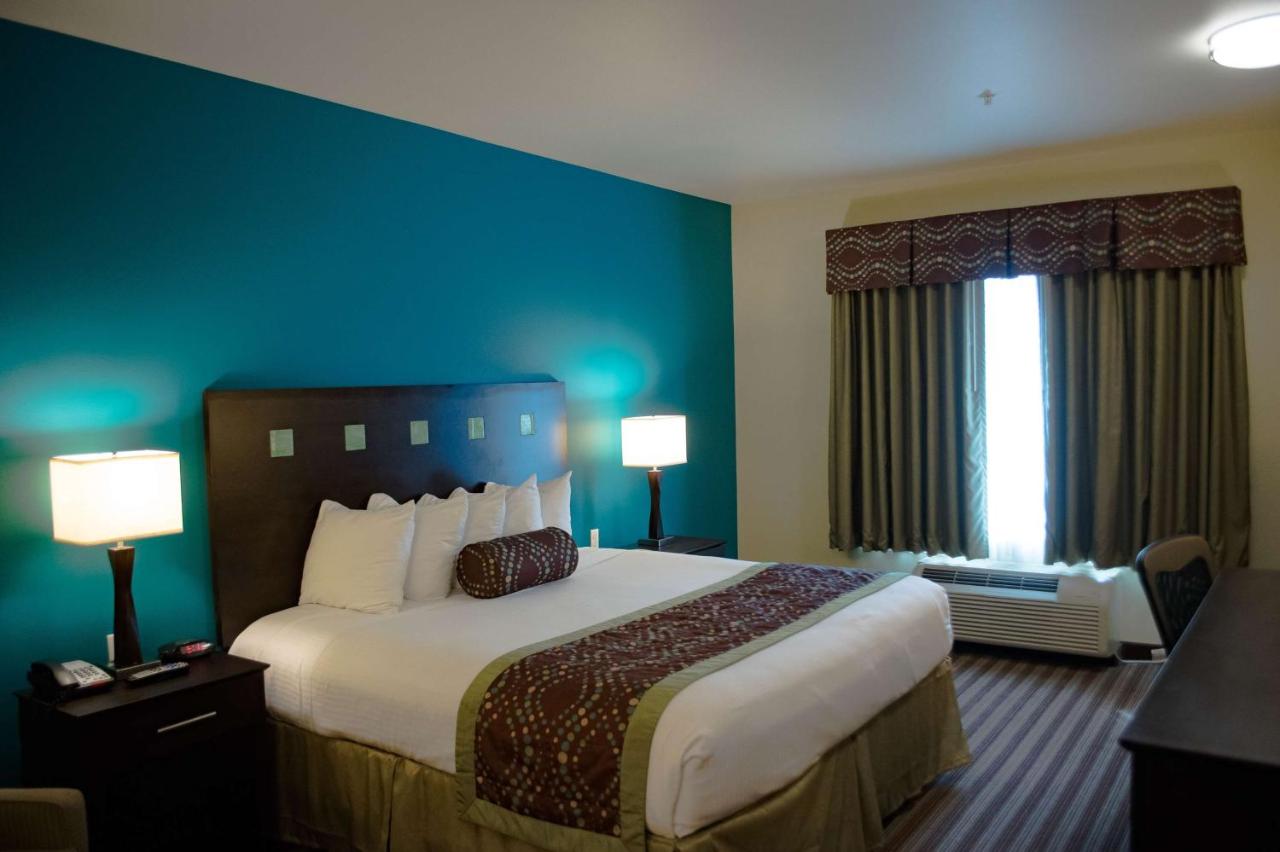 King Suite - Disability Access - Non Smoking at Best Western Plus Desoto Inn & Suites