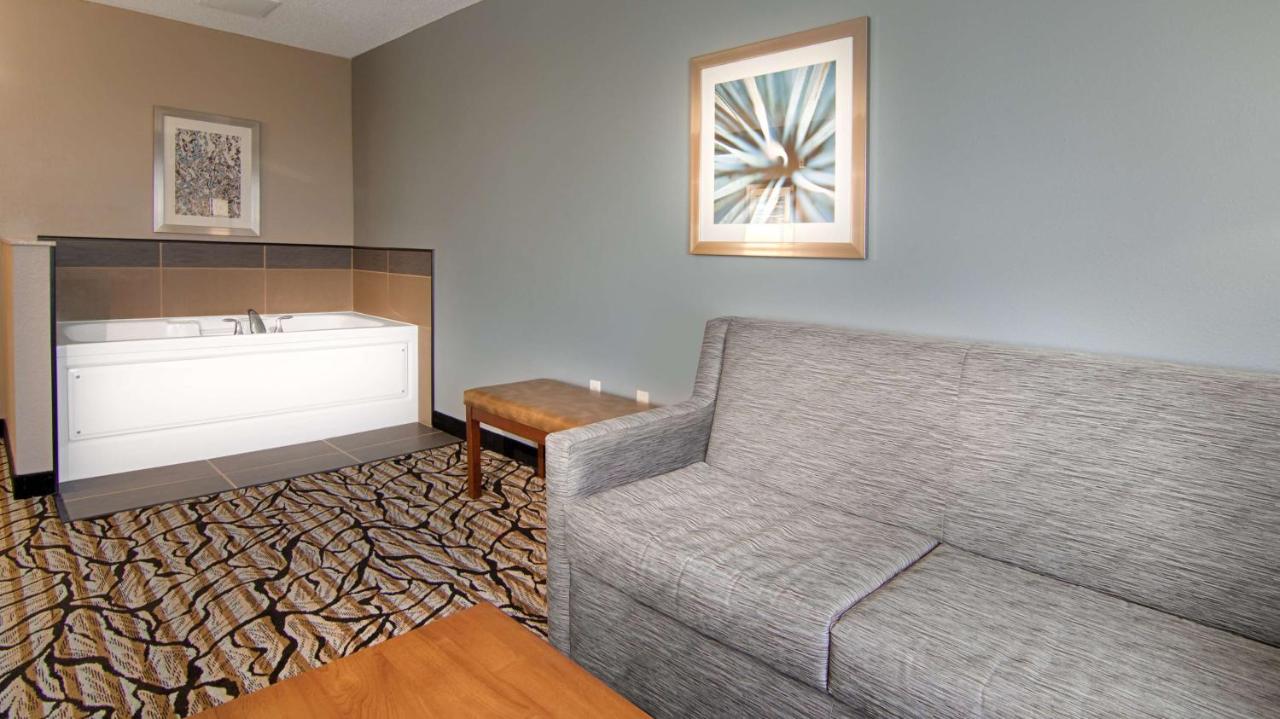 King Suite with Spa Bath at Best Western Plus Blaine at the National Sports Center