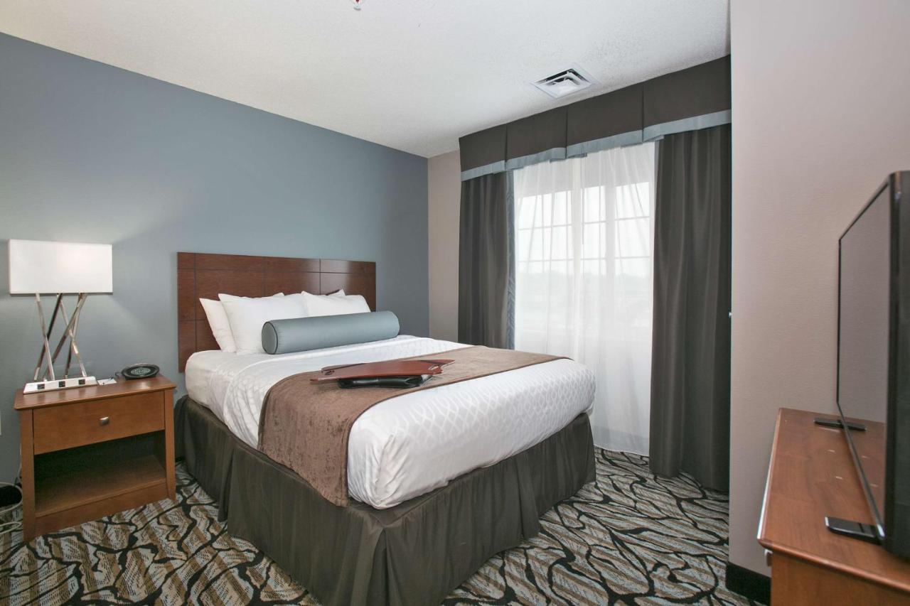 Three-Bedroom Suite at Best Western Plus Blaine at the National Sports Center