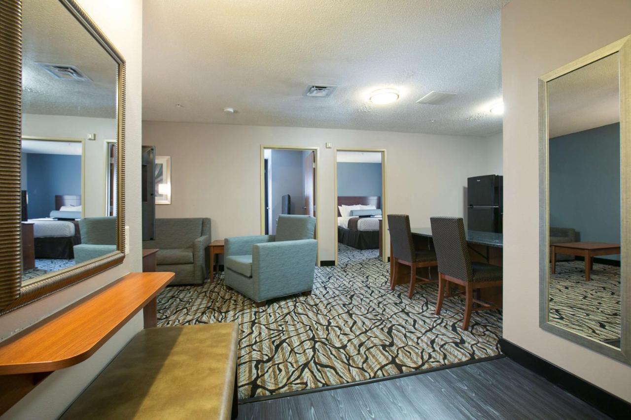 Three-Bedroom Suite at Best Western Plus Blaine at the National Sports Center