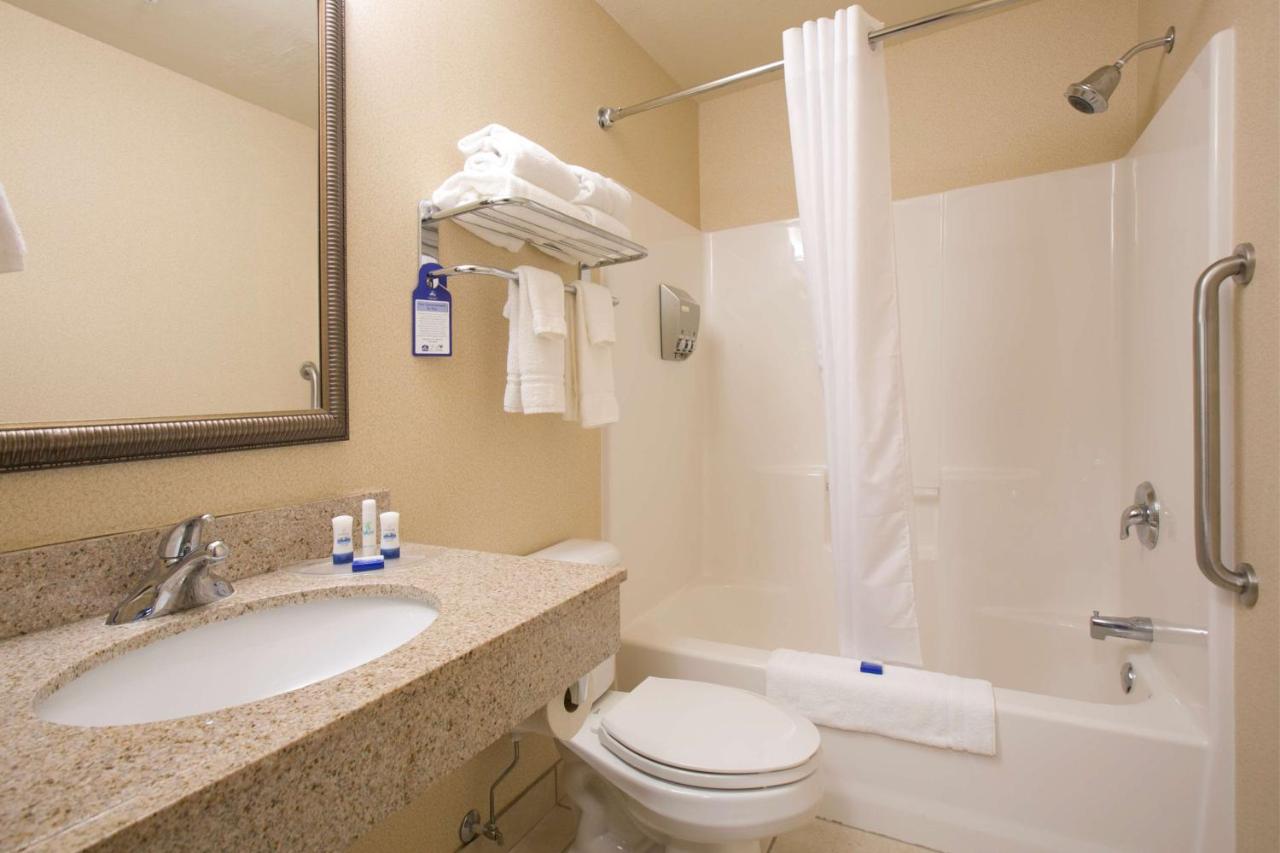 King Suite with Bath Tub - Disability Access at Best Western Plus Blaine at the National Sports Center