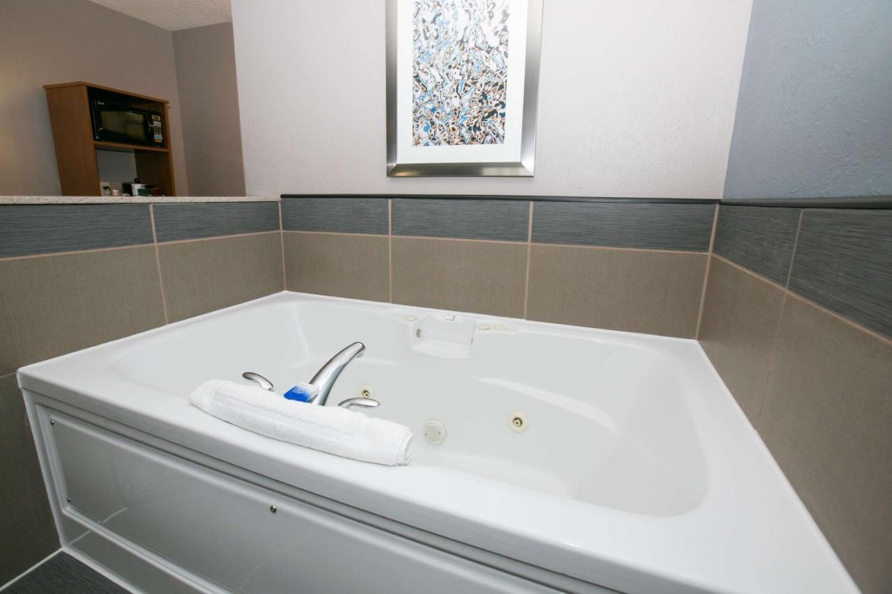 King Suite with Spa Bath at Best Western Plus Blaine at the National Sports Center