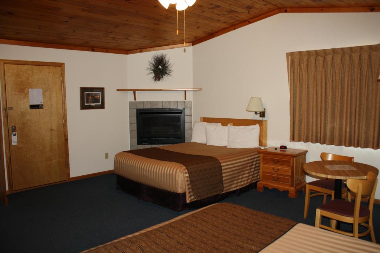 Two-Bedroom Suite at Superior Ridge Resort Motel