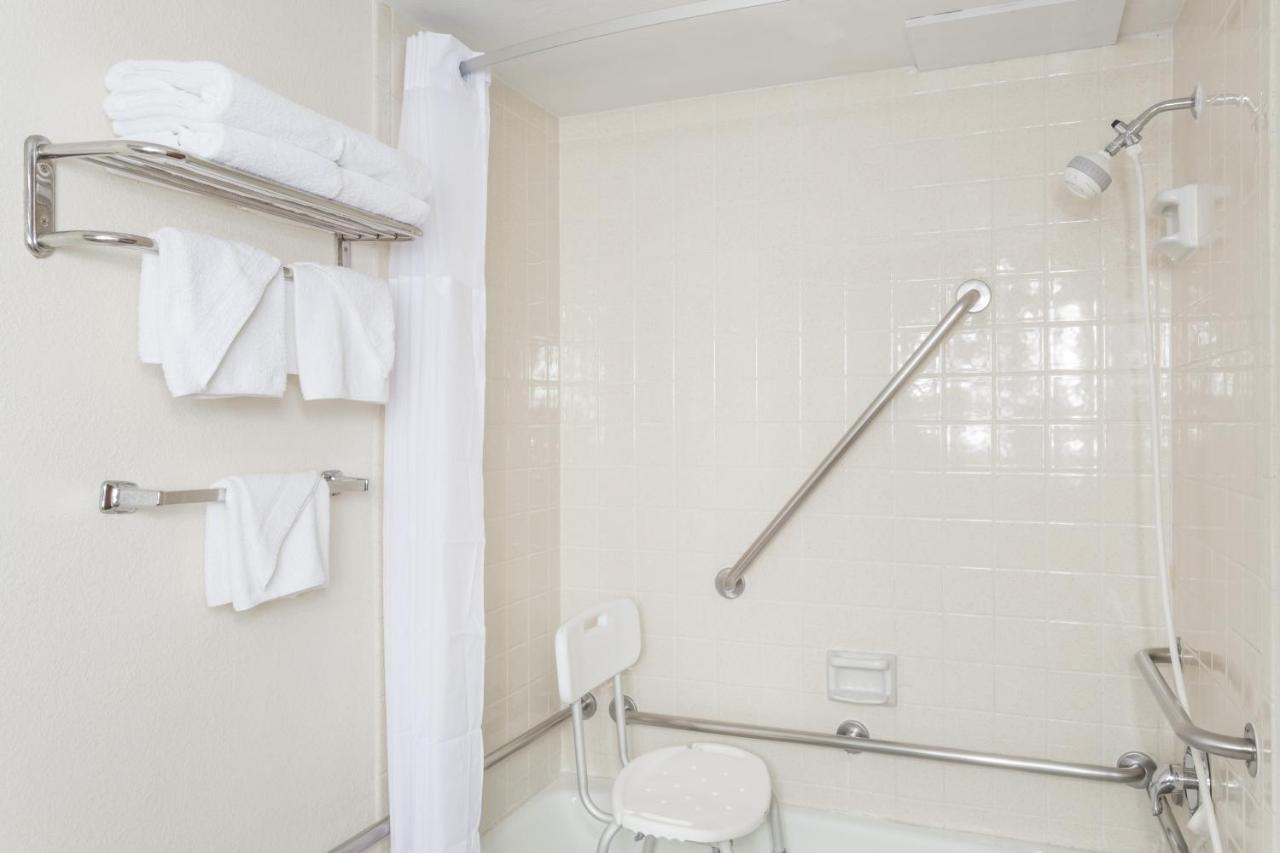 King Room - Disability Access/Non-Smoking at Days Inn by Wyndham Evanston WY