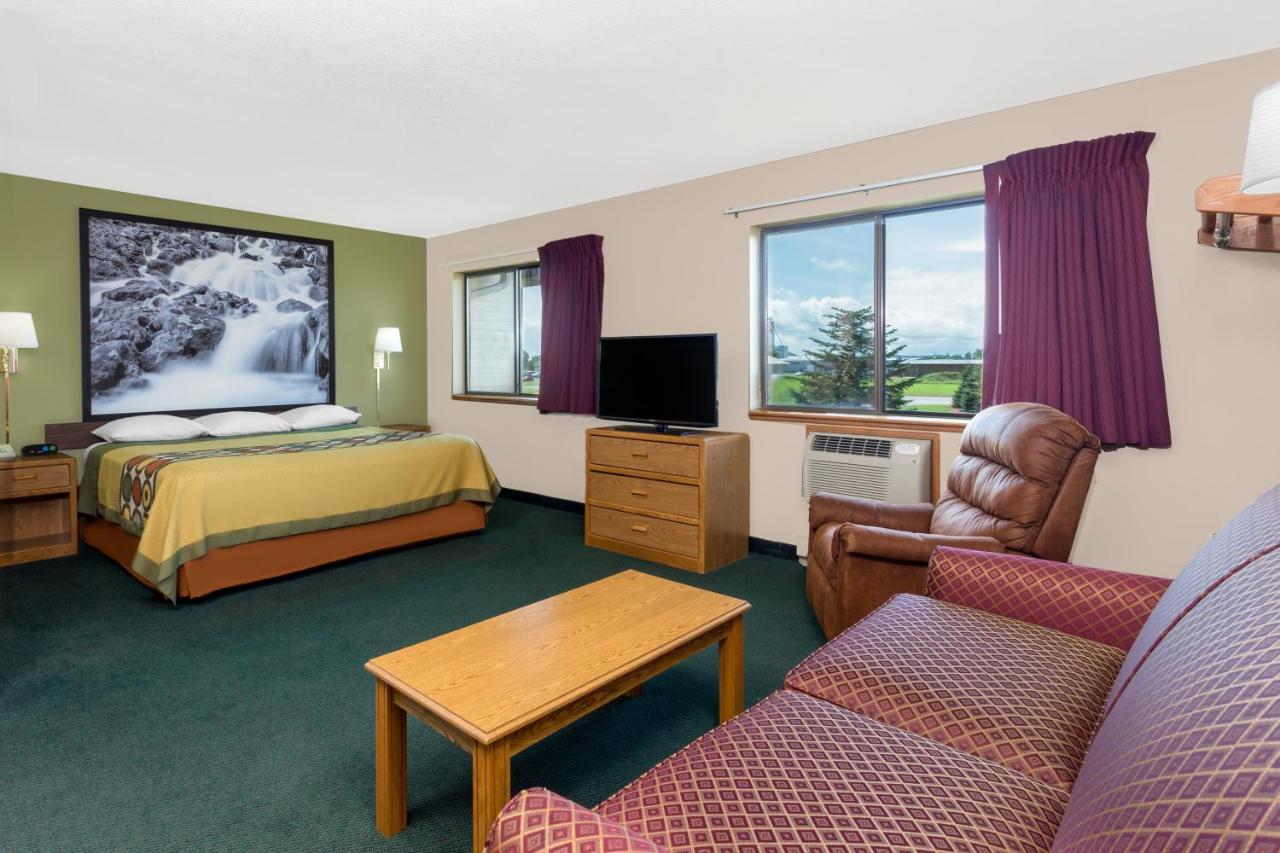 Deluxe King Suite at Super 8 by Wyndham Antigo