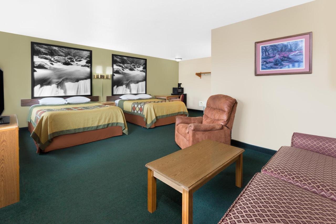 Queen Suite - Non-Smoking at Super 8 by Wyndham Antigo