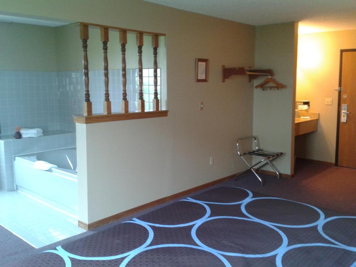 Deluxe King Suite - Non-Smoking at Super 8 by Wyndham Chariton