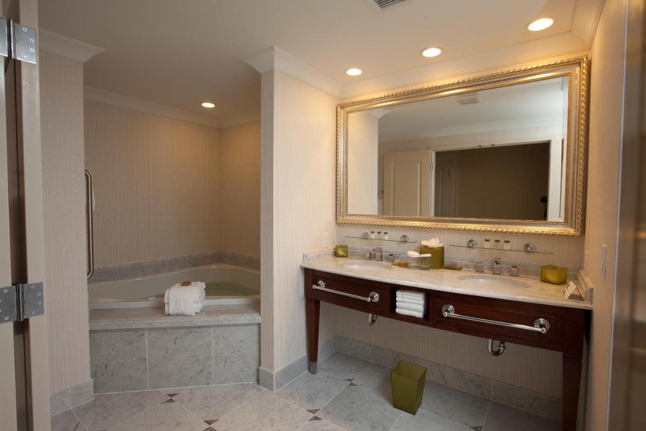 King Suite at Town & Country Inn and Suites