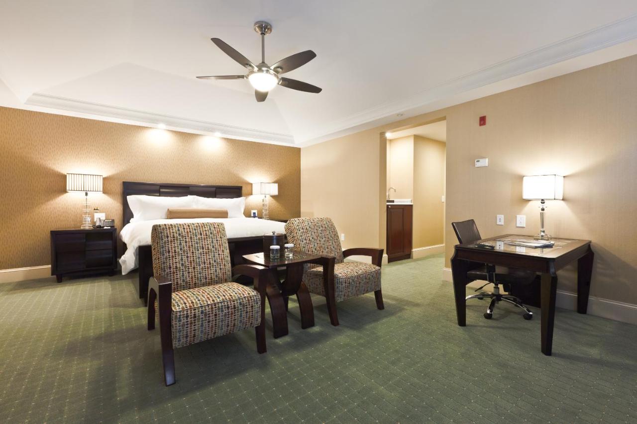 King Suite at Town & Country Inn and Suites