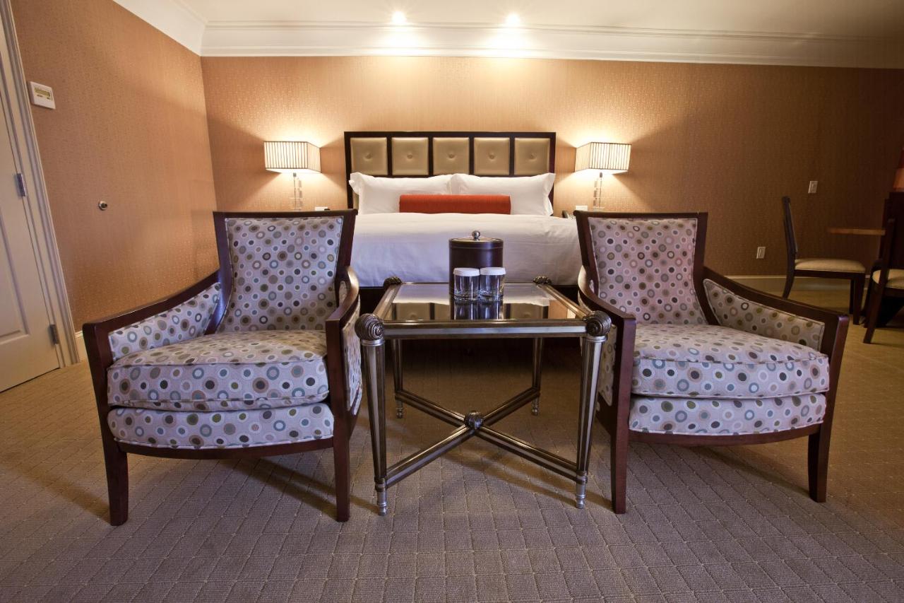 Superior King Suite at Town & Country Inn and Suites