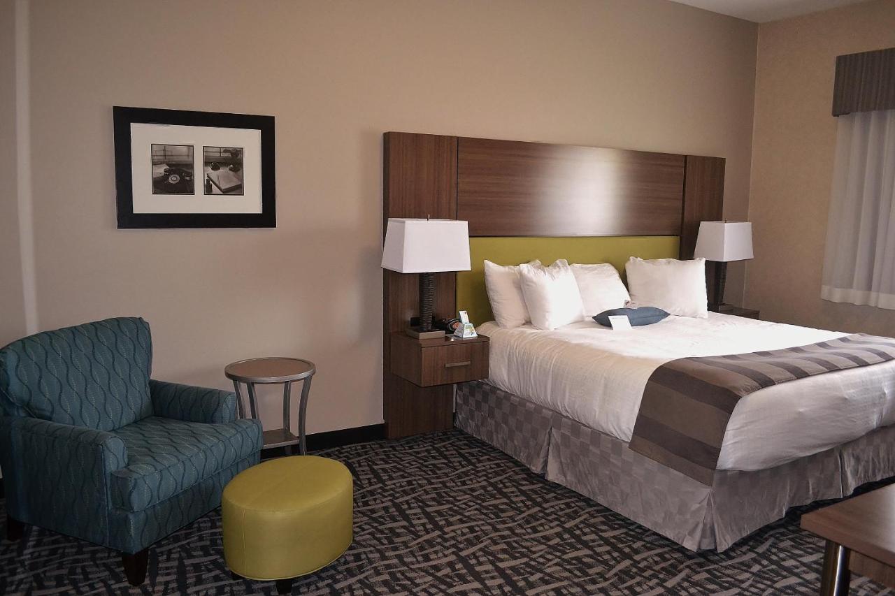 King Room with Mobility Accessible Tub and Sofa Bed at Best Western DuBois Hotel