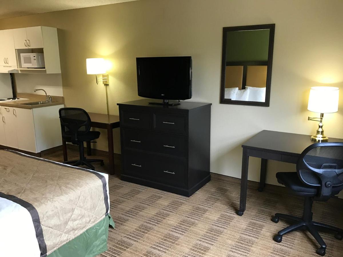 Queen Studio - Non-Smoking at Extended Stay America Select Suites Detroit Farmington Hills