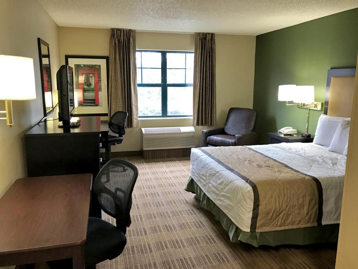 Queen Studio - Non-Smoking at Extended Stay America Select Suites Detroit Farmington Hills