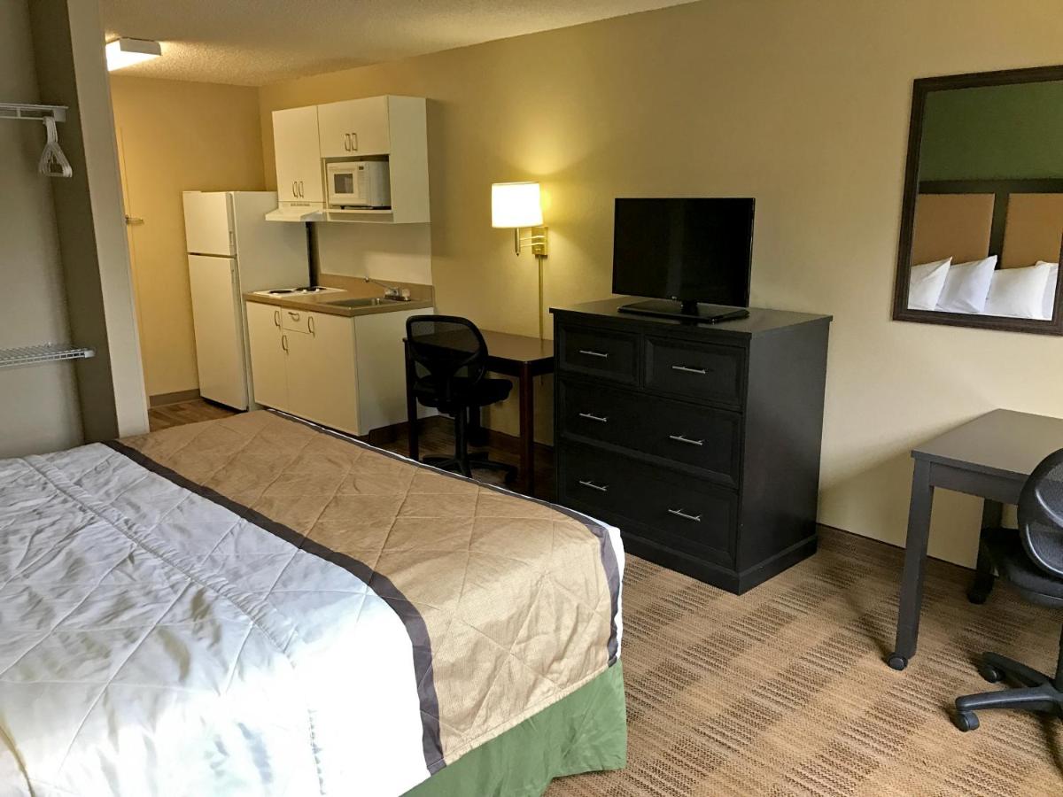 Studio with 1 King Bed - Non-Smoking at Extended Stay America Select Suites Detroit Farmington Hills