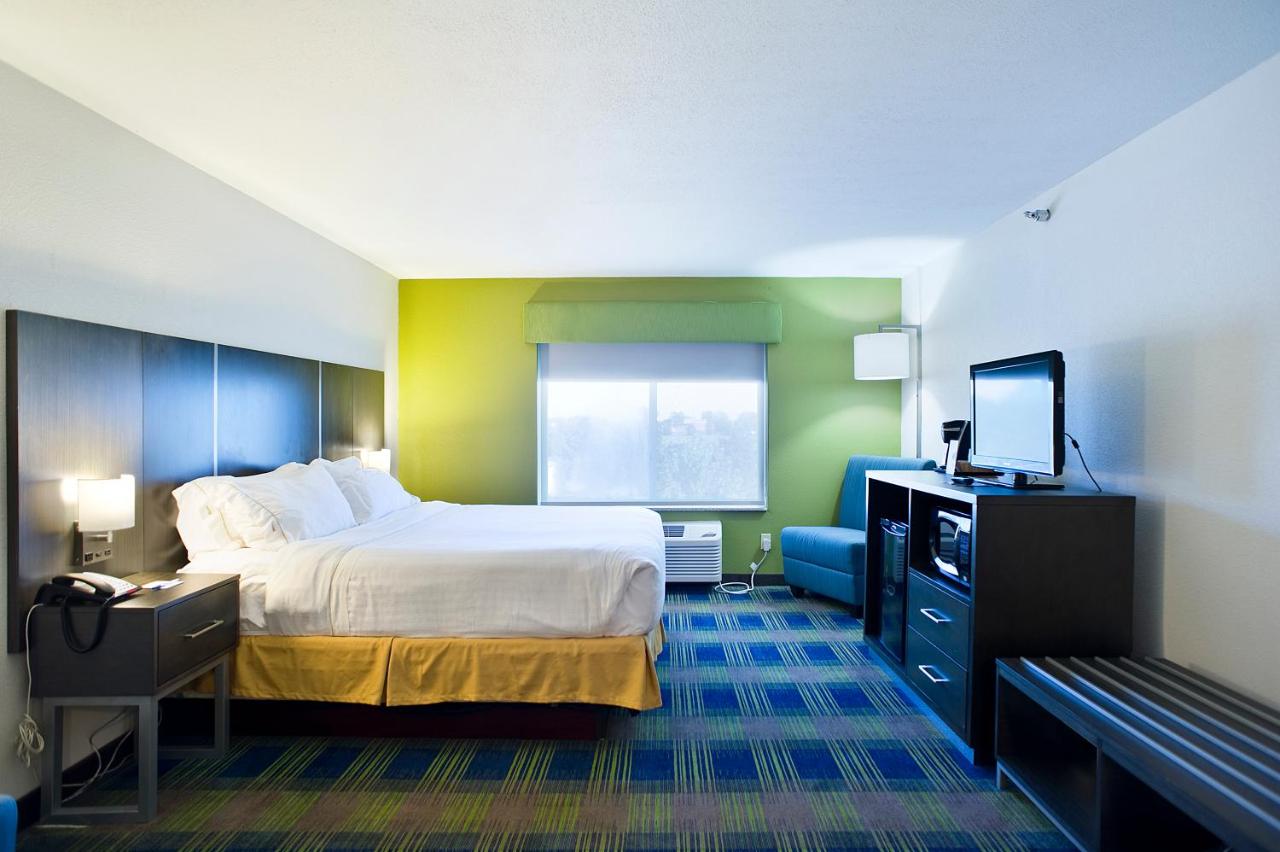 Executive King Room - Non-Smoking at Holiday Inn Express Hotel & Suites Vermillion by IHG