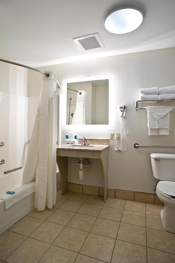 King Room - Disability Access/Non-Smoking at Holiday Inn Express Hotel & Suites Vermillion by IHG