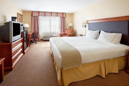  | Holiday Inn Express Hotel & Suites Laredo-Event Center Area