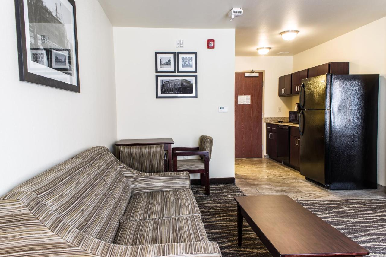 King Suite at Cobblestone Hotel & Suites – Stevens Point