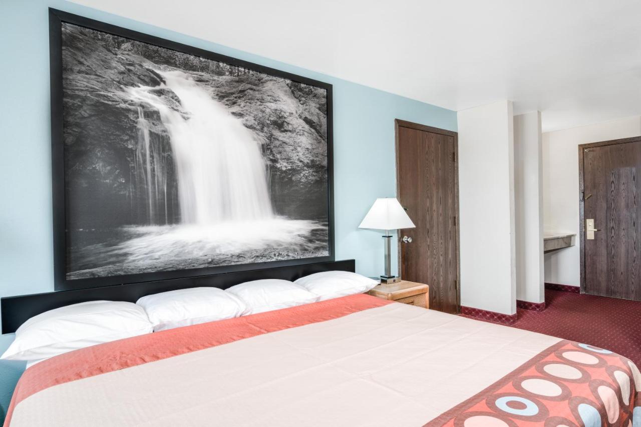King Room- Non-Smoking at Super 8 by Wyndham Tomah Wisconsin