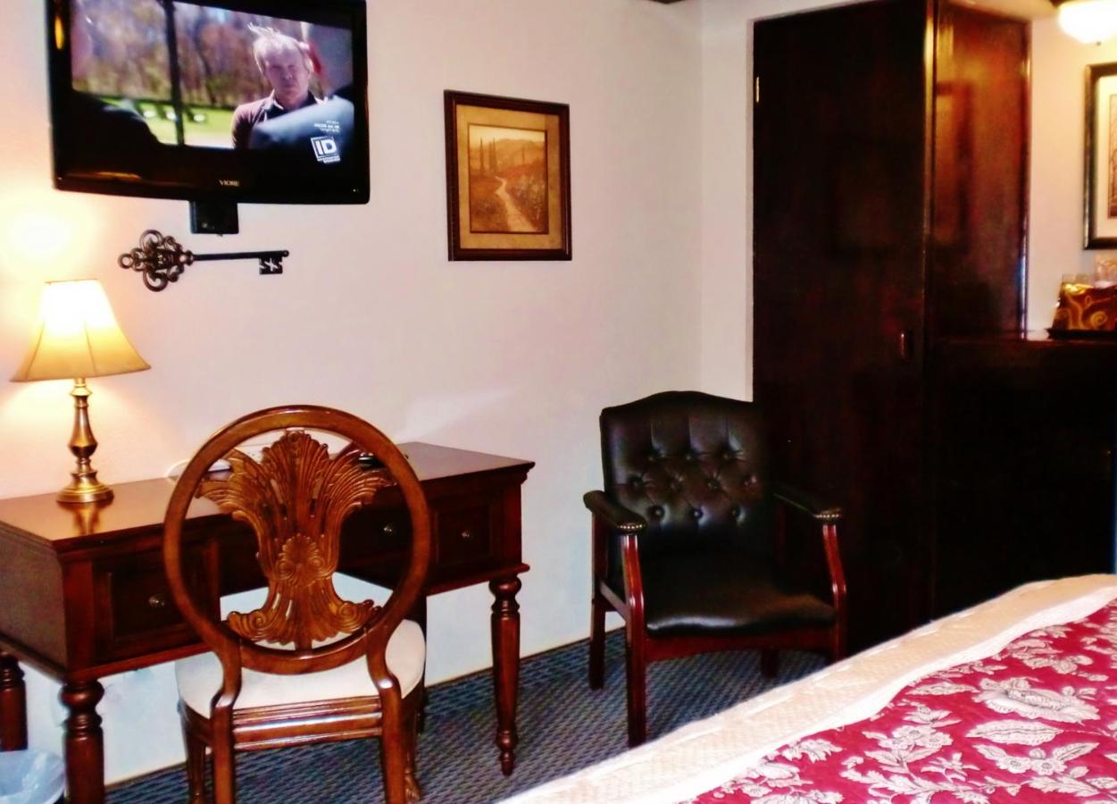 Deluxe King Room at The North Shore Inn