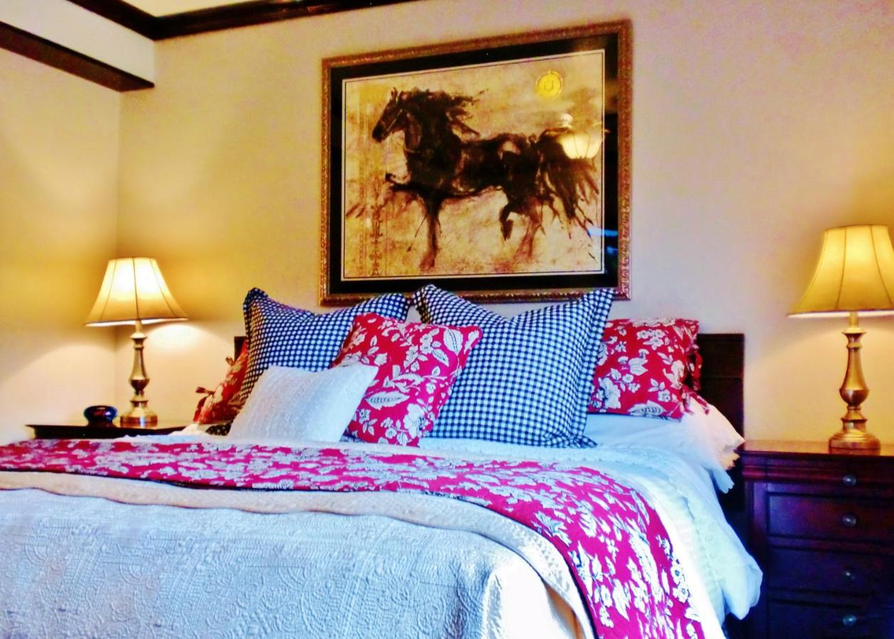 Deluxe King Room at The North Shore Inn